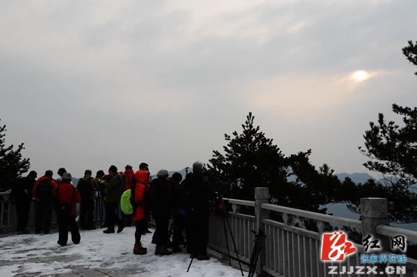 张家界核心景区武陵源千名游客欢乐过大年