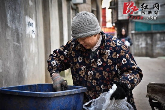 坚守与希望 72岁老人拾废品养活一双精神患儿女