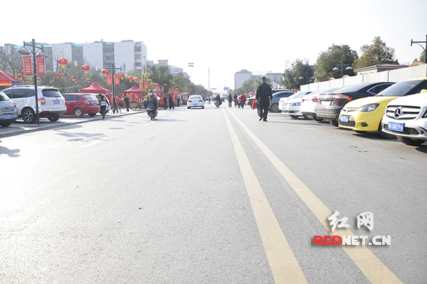 经新河中队城管工作人员整治后的开福寺路，摊位摆放有序，市容市貌给人焕然一新的感觉。