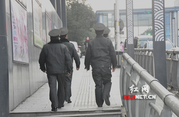 简单吃完妻子送来的团圆饭后，刘幸和他的同事便又开始在辖区巡逻了。
