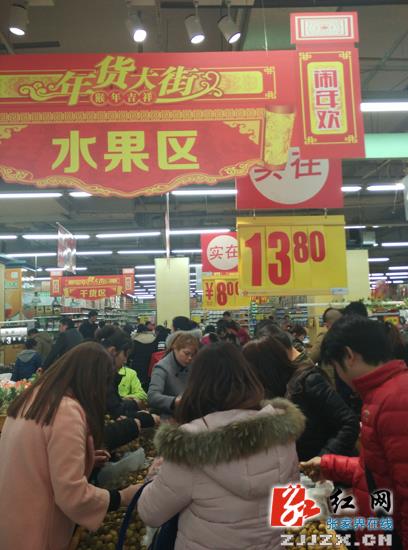 猴年春节倒计时 市民采购年货忙