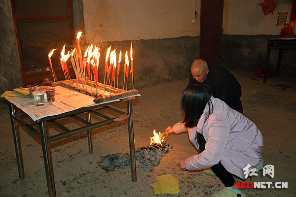 除夕夜烧烛祈福，祈求家人平安喜乐。
