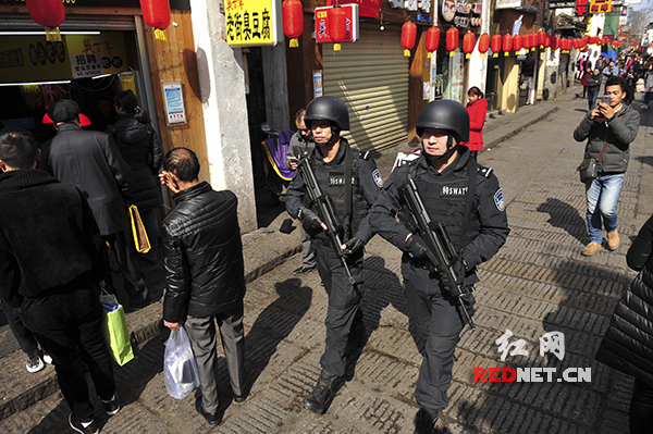 春节期间，天心公安分局坡子街派出所民警在辖区开展夜间步巡。
