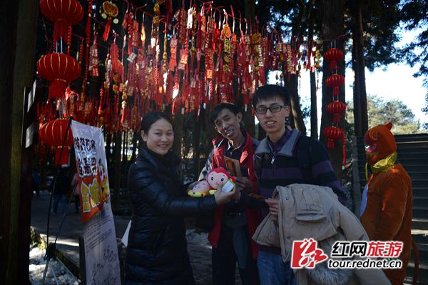 完成“任务”的一家人成功拿到奖品。