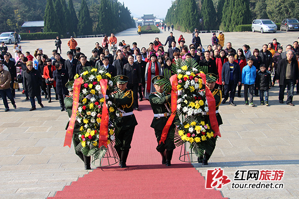 参加“红色旅游参观有礼”2016年春节文化旅游惠民活动启动仪式的领导嘉宾向刘少奇同志铜像敬献花篮。