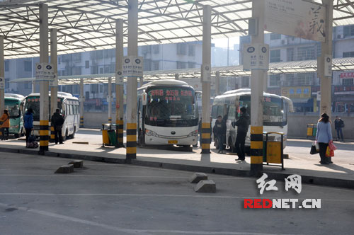 大年初一，望城和宁乡方向短途线路等待发车的数量仅五六台，旅客也有序进站等待乘车。