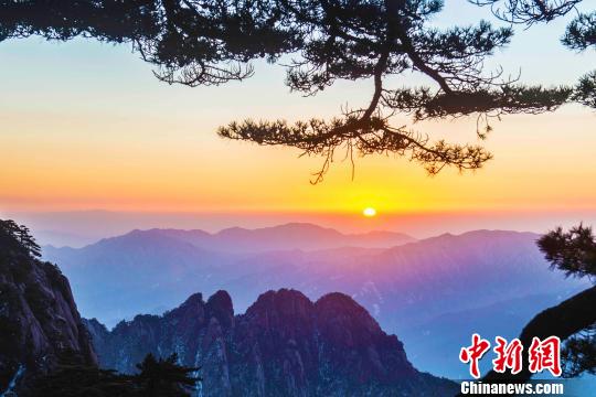黄山：四海游客山巅共迎农历新年首轮日出（图）
