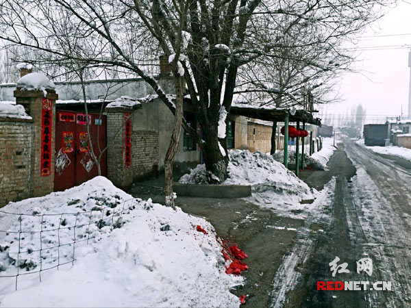 挂灯笼，贴对联，零下二十度的严寒抵挡不住玛纳斯县乐土驿镇农家浓浓的年意。