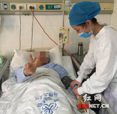 患者在病床上对捐献者和医生护士表示感谢。 