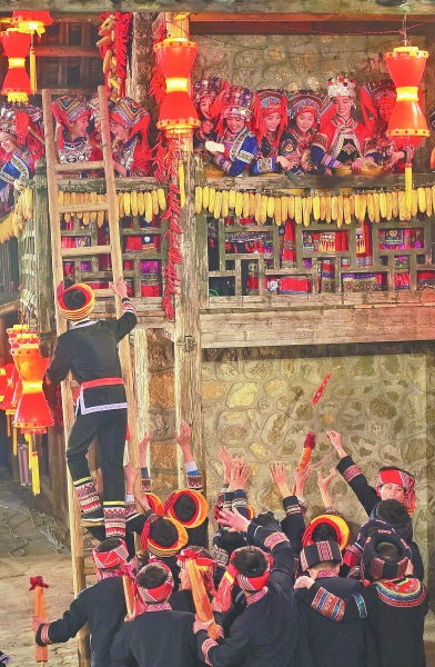 2月9日，江华瑶族自治县湘江乡庙子源村香草源，瑶家儿郎通过唱情歌、搭木梯、抢鞋垫，获得心仪对象的芳心。 湖南日报记者 唐俊 摄