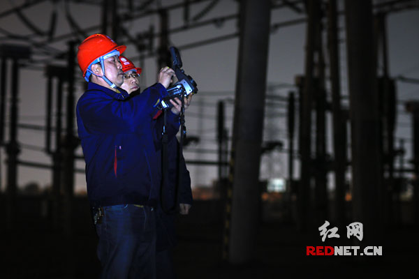 晚上8点13分，寒潮刚过的常德，夜晚依旧湿冷，唐红明和帅泽义穿着厚厚的工作棉衣来到220千伏浮桥变电站进行巡视，首先他们对所有的供电设备进行简单的目测，看看设备有无异常情况，这时候，他们除了要用眼睛看，还要靠耳朵听设备有没有杂音，并且还要靠鼻子闻，空气里有没有异味，稍微一点失误都可能引起大面积的停电事故。唐红明说：“最热的时候和最冷的时候，都是别人不工作的时候，但越是在这样的时候我们就越是必须工作。”