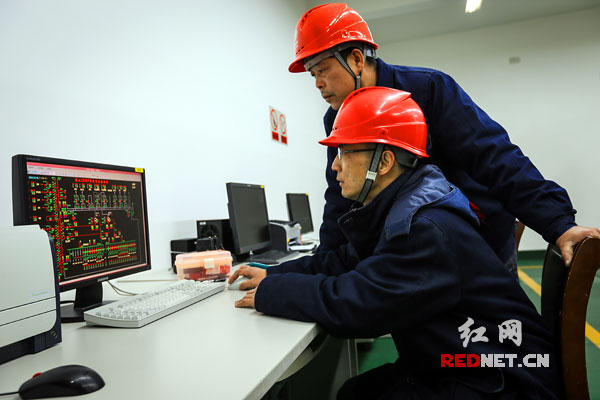 唐红明和帅泽义打开电脑，通过监控系统再次确定没有任何异常情况，然后认真填写巡视记录，以方便下一班维护人员检查时能做出正确的判断。