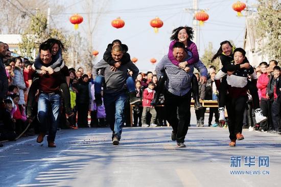 乐翻了！河南农民春节举行“背老婆跑大赛”