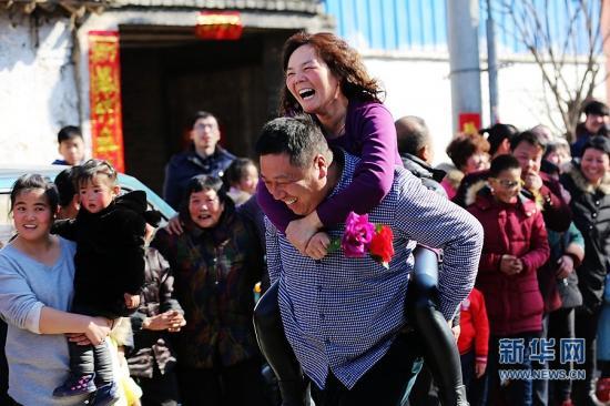 乐翻了！河南农民春节举行“背老婆跑大赛”