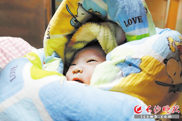 图为湖南省妇幼保健院今年迎来的第一个“猴宝宝”。 长沙晚报通讯员 韩旭 摄