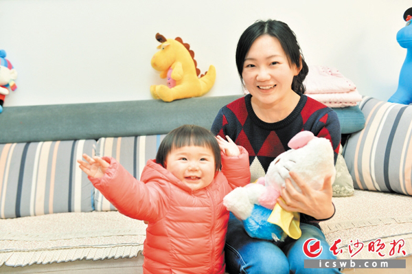 台湾新娘陈思南带着女儿在长沙过年。　　长沙晚报记者 邹麟 摄