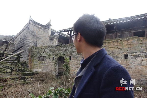 回首童年住过的小屋，此时已成一篇废墟。