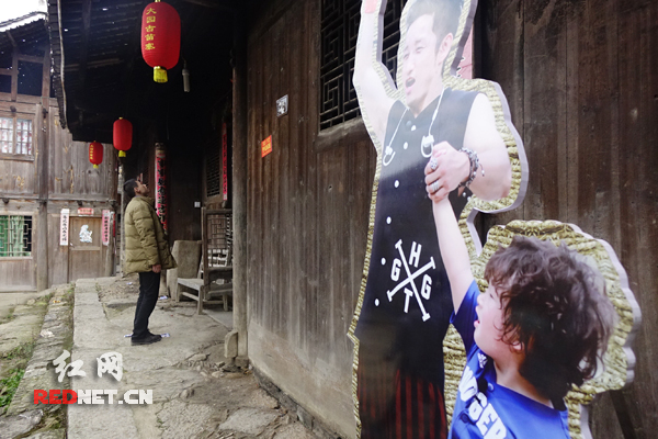 《爸爸去哪儿3》播出后，明星住过的小屋让游客驻足。
