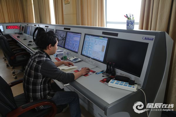 对设备进行检查、质控，确保传输到气象台的数据正确无误。