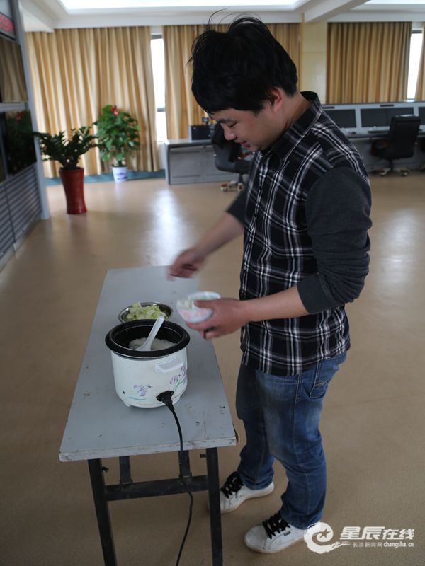 春节期间食堂阿姨回家了，只能自己做饭吃。