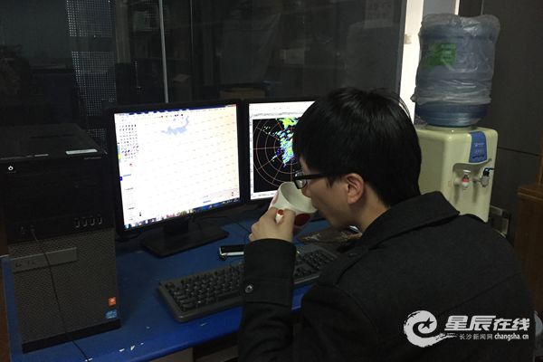 在长沙市气象台，工作人员对传送回来的数据进行分析。