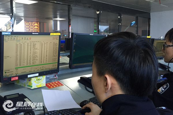 122接警员正在电脑上查询相关信息。