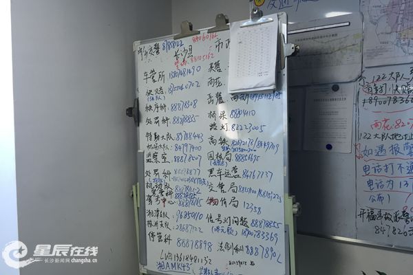 接警员们需要熟记不同单位机构的联系方式。图片均由  刘佳  摄
