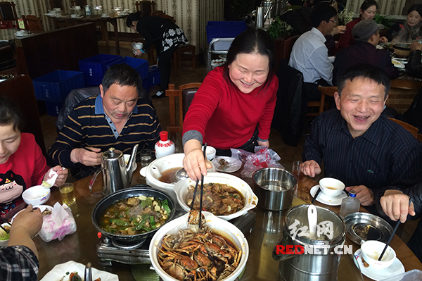 出发前，家人一起吃顿团圆饭。　　