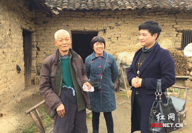 澧县两位爱心人士看望胡宏炎老人。