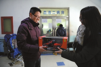 父亲扮女装卖花救子续：男孩在化疗病房收到新年礼物