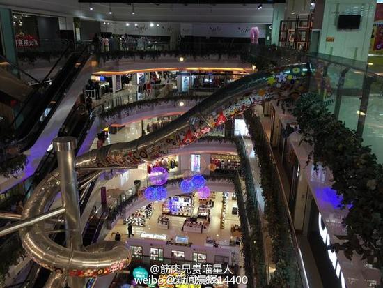 上海一商场现巨型滑梯 可从顶层滑到底层(图)