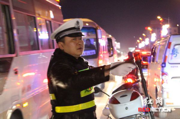 凤凰交警圆满完成春节道路交通安全保畅工作
