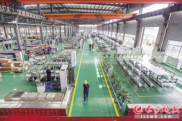 新年伊始,宁乡打响三湘大地招商引资“第一炮”,包括楚天科技智能医疗装备产业园在内的4个过50亿元项目顺利签约。图为楚天科技股份有限公司内景。 杨铁军 摄