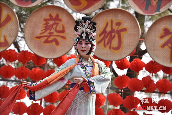 艺术家们纷纷登台表演精彩节目，与村民们共同联欢，喜闹新春。