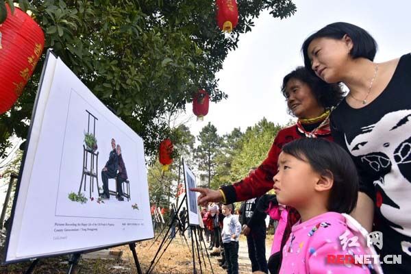 节会期间，展出的第17届湖南摄影艺术展览金奖作品，成为关注焦点。