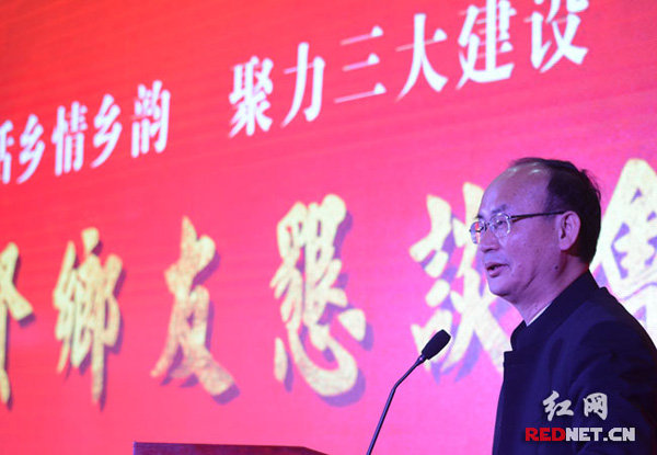 楚天科技董事长唐岳作为在宁乡创业的榜样，向在座的乡贤乡友发出邀请来宁乡创业。