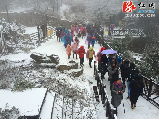 张家界天门山迎新春首场雪 万名游客欣喜一起“白头”