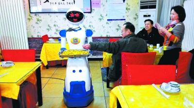 顺来福酒店，机器人为顾客送花生。本报记者 孙杰摄