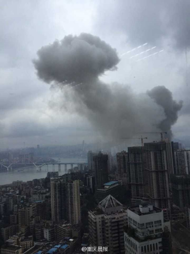 重庆渝中一居民区发生火灾浓烟形似蘑菇云（图）