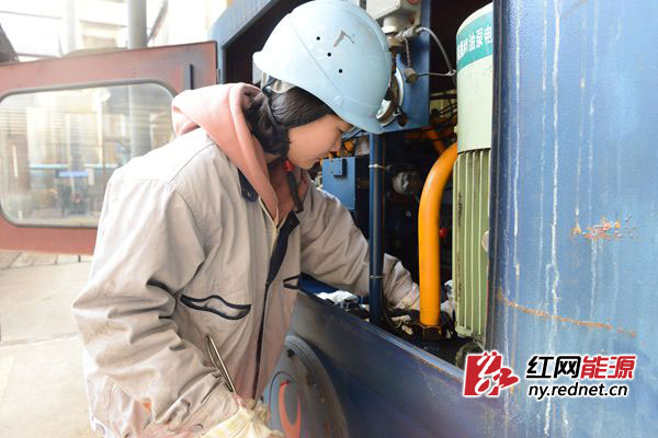 检修部热机二班锅炉辅机初级工唐柳青在工作中。