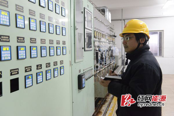 发电部化学白班班长俞荧在工作中。