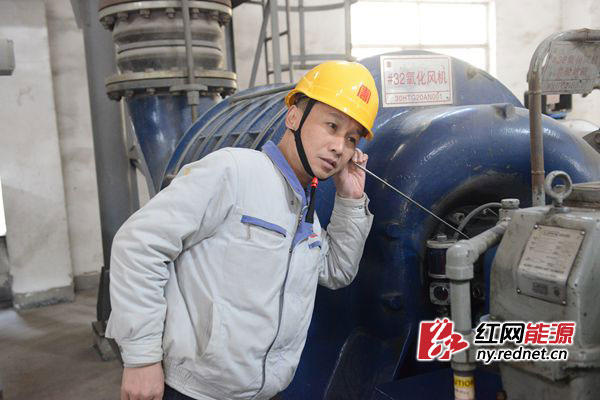 环保部除灰除尘、脱硫脱硝、制粉岛运行二班班长傅鸿斌在工作中。