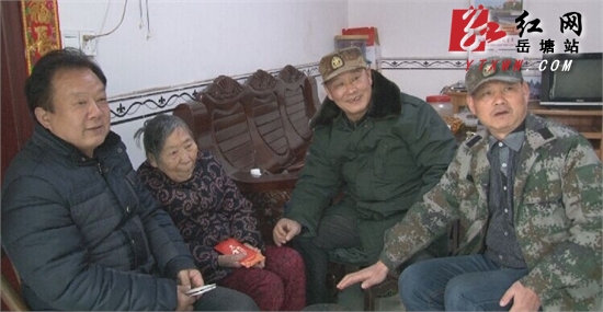 浓浓战友情 抗战老兵看望慰问烈士母亲