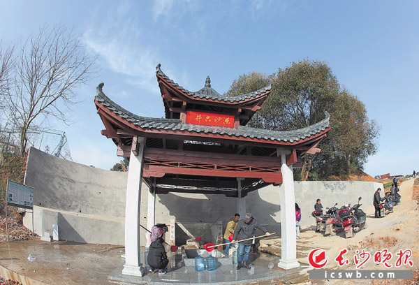 新年新面貌亮相的东沙古井，每天都吸引不少居民前来取水。长沙晚报记者 陈飞 摄