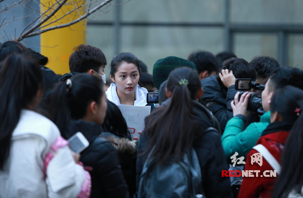 关晓彤一下车就引来众人围观，俨然已经是明星待遇。 图片来源视觉中国
