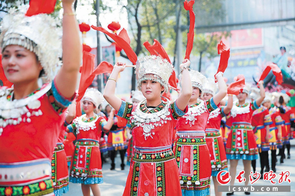 正月初三“游春”是湘西沿承百年的习俗，人们通过“迎春”来祈求新年风调雨顺。长沙晚报记者 舒薇 摄