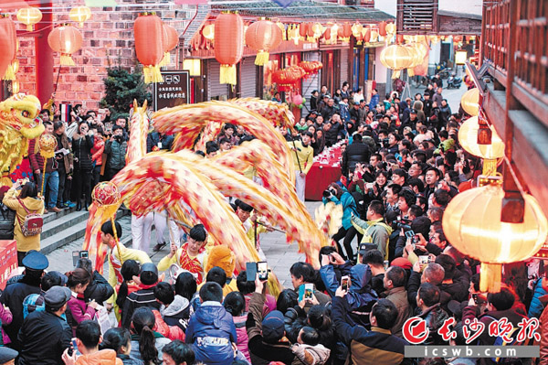 春节黄金周期间，湘江古镇特色节庆活动引爆旅游市场，图为游人如织的乔口渔都。均为资料图片