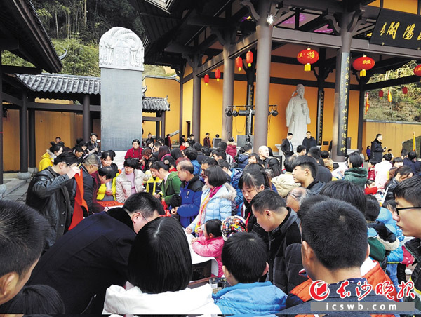 除夕当天，书堂山挥毫迎春，拉开了古镇新年的序幕。