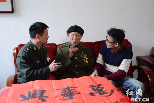 老红军陈云忠向甘柱讲起过去的峥嵘岁月。