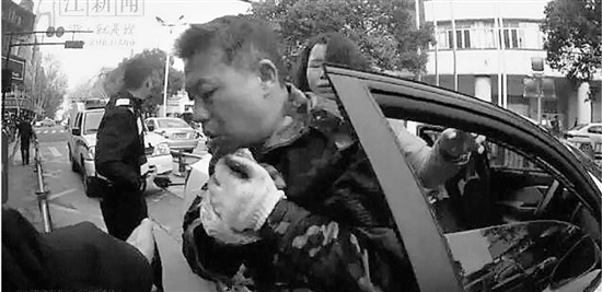 男子手指被机器绞断交警连闯十几个红灯送伤员